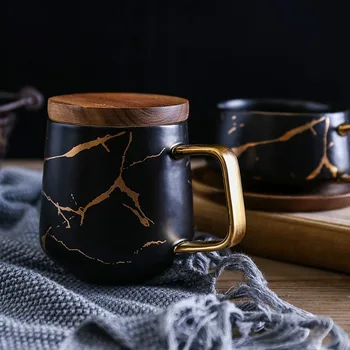 Мраморна кафеена чаша от матово злато, японски керамични чаши чай от черно и бяло злато, чаша с дървени чаши и чинии. Купа На Пном Пен